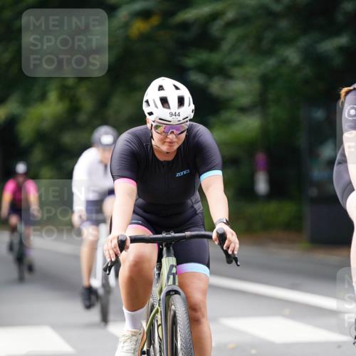 14.09.2025 - Stadtparktriathlon Michael Burmester http://msf.ph/oto/8912816 14.09.2025 11:44:34 Radfahren 931, 938, 944, 973, 982, 989, 995, 1009, 1040, 1051, 1085 meine-sportfotos.de