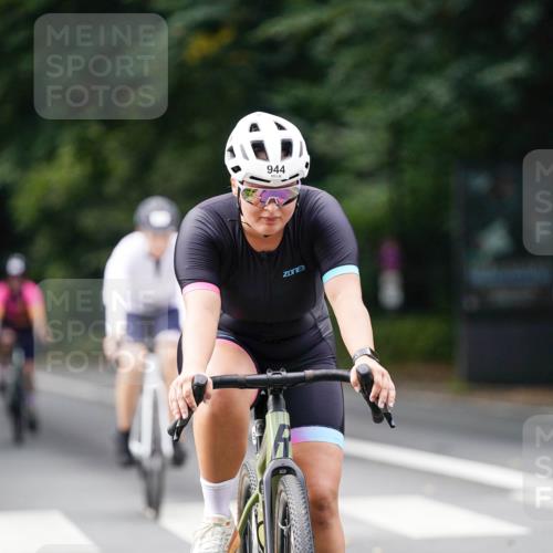 14.09.2025 - Stadtparktriathlon Michael Burmester http://msf.ph/oto/8912817 14.09.2025 11:44:34 Radfahren 931, 938, 944, 973, 982, 989, 995, 1009, 1040, 1051, 1085 meine-sportfotos.de