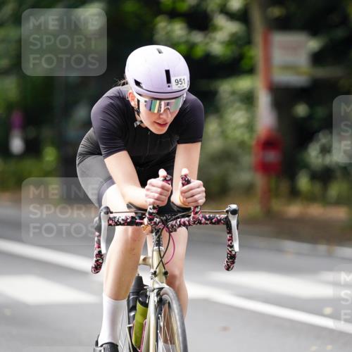 14.09.2025 - Stadtparktriathlon Michael Burmester http://msf.ph/oto/8912979 14.09.2025 11:48:42 Radfahren 950, 951, 992, 1022, 1071 meine-sportfotos.de