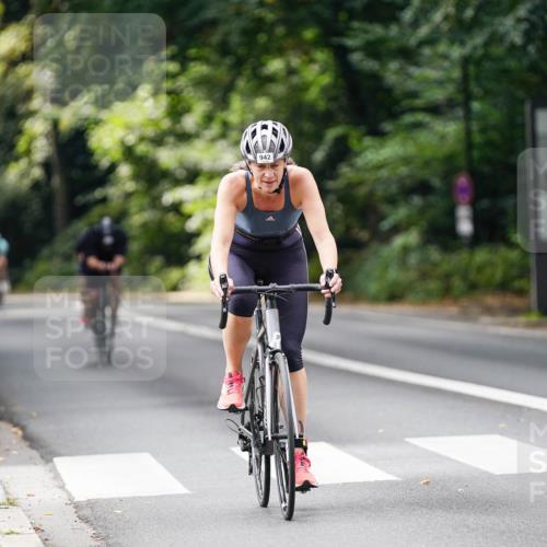 14.09.2025 - Stadtparktriathlon Michael Burmester http://msf.ph/oto/8912991 14.09.2025 11:49:02 Radfahren 929, 942, 957, 966, 1072, 1092 meine-sportfotos.de