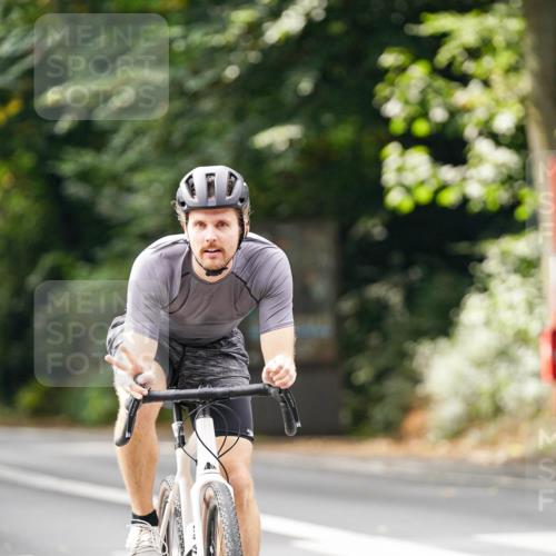 14.09.2025 - Stadtparktriathlon Michael Burmester http://msf.ph/oto/8913496 14.09.2025 12:00:19 Radfahren 1048, 1100, 1184 meine-sportfotos.de
