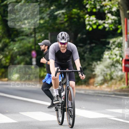 14.09.2025 - Stadtparktriathlon Michael Burmester http://msf.ph/oto/8913636 14.09.2025 12:03:11 Radfahren 946, 1108, 1119 meine-sportfotos.de