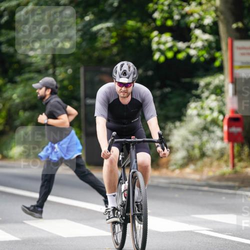 14.09.2025 - Stadtparktriathlon Michael Burmester http://msf.ph/oto/8913637 14.09.2025 12:03:11 Radfahren 946, 1108, 1119 meine-sportfotos.de