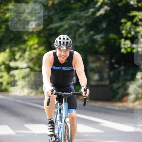 14.09.2025 - Stadtparktriathlon Michael Burmester http://msf.ph/oto/8913767 14.09.2025 12:06:24 Radfahren 1121, 1122 meine-sportfotos.de