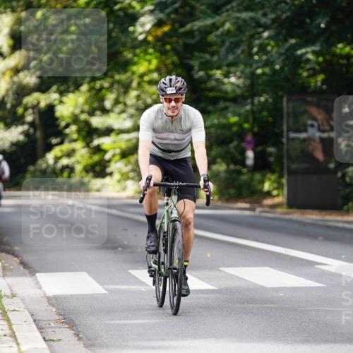14.09.2025 - Stadtparktriathlon Michael Burmester http://msf.ph/oto/8913769 14.09.2025 12:06:29 Radfahren 1121, 1122 meine-sportfotos.de