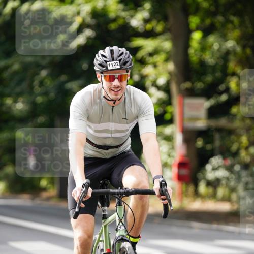 14.09.2025 - Stadtparktriathlon Michael Burmester http://msf.ph/oto/8913771 14.09.2025 12:06:30 Radfahren 1121, 1122 meine-sportfotos.de