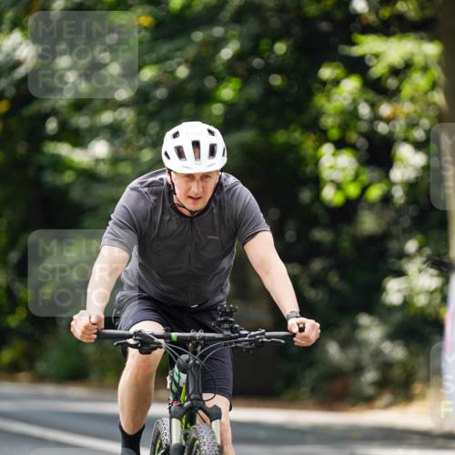 14.09.2025 - Stadtparktriathlon Michael Burmester http://msf.ph/oto/8914486 14.09.2025 12:35:05 Radfahren 1220, 1242, 1300 meine-sportfotos.de