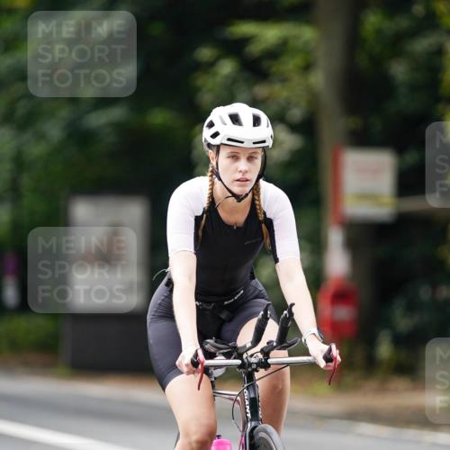 14.09.2025 - Stadtparktriathlon Michael Burmester http://msf.ph/oto/8914686 14.09.2025 12:39:54 Radfahren 1301, 1327, 1394 meine-sportfotos.de