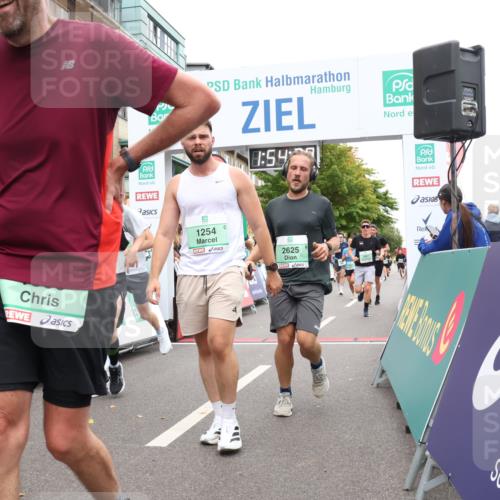 21.09.2025 - PSD Bank Halbmarathon Strokosch-Dieckow http://msf.ph/oto/8919926 21.09.2025 11:53:43 Ziel 1254, 1366, 1724, 2199, 2246, 2309, 2401, 2537, 2552, 2625, 2687, 2804, 2876, 2947, 3901 meine-sportfotos.de