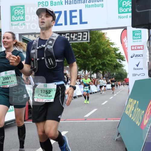 21.09.2025 - PSD Bank Halbmarathon Strokosch-Dieckow http://msf.ph/oto/8920022 21.09.2025 11:53:56 Ziel 1396, 1572, 1752, 2304, 2545, 2805, 2991, 3997 meine-sportfotos.de