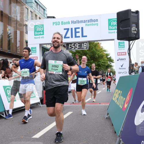 21.09.2025 - PSD Bank Halbmarathon Strokosch-Dieckow http://msf.ph/oto/8921626 21.09.2025 11:58:41 Ziel 1197, 1275, 1276, 1610, 2289, 2324, 2622, 2826, 2832, 2858, 2961, 3032, 3092, 3099, 3170, 3314, 3960, 4044 meine-sportfotos.de