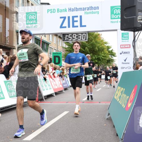 21.09.2025 - PSD Bank Halbmarathon Strokosch-Dieckow http://msf.ph/oto/8921795 21.09.2025 11:58:54 Ziel 1107, 1128, 1338, 1521, 1532, 2306, 2482, 2543, 2660, 2870, 2928, 3198, 3301, 3356, 3521, 3936 meine-sportfotos.de