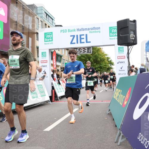 21.09.2025 - PSD Bank Halbmarathon Strokosch-Dieckow http://msf.ph/oto/8921801 21.09.2025 11:58:54 Ziel 1107, 1128, 1338, 1521, 1532, 2306, 2482, 2543, 2660, 2870, 2928, 3198, 3301, 3356, 3521, 3936 meine-sportfotos.de