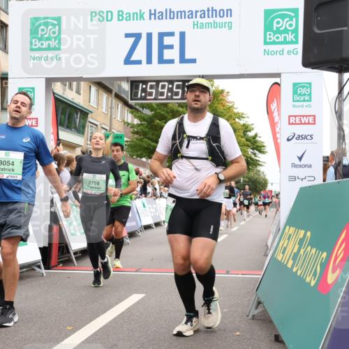 21.09.2025 - PSD Bank Halbmarathon Strokosch-Dieckow http://msf.ph/oto/8921976 21.09.2025 11:59:17 Ziel 1033, 1064, 1092, 1093, 1258, 1486, 1812, 2332, 2472, 2540, 2582, 2610, 2641, 2664, 2758, 3054 meine-sportfotos.de