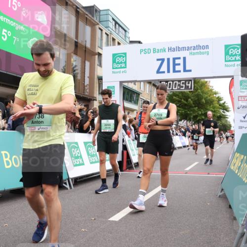 21.09.2025 - PSD Bank Halbmarathon Strokosch-Dieckow http://msf.ph/oto/8922528 21.09.2025 12:00:17 Ziel 1104, 1162, 2255, 2314, 2490, 2529, 2538, 2640, 2648, 2769, 2801, 3094, 3738, 3906 meine-sportfotos.de