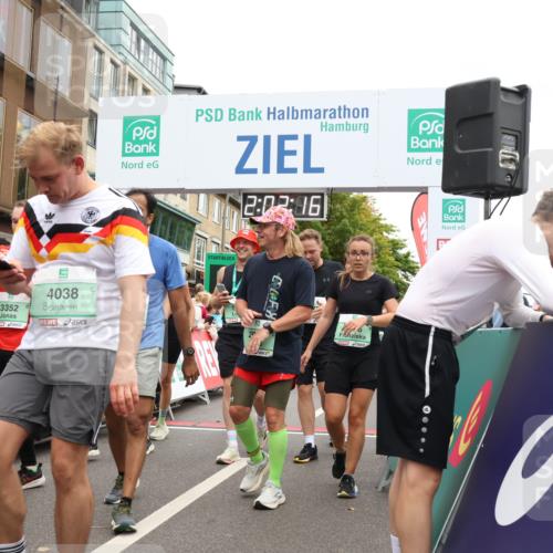 21.09.2025 - PSD Bank Halbmarathon Strokosch-Dieckow http://msf.ph/oto/8923129 21.09.2025 12:01:39 Ziel 1261, 1373, 1376, 1395, 1400, 1585, 1789, 2367, 2495, 2686, 2730, 2751, 2943, 3011, 3187, 3352, 3565, 3951, 3964, 3973, 4038 meine-sportfotos.de