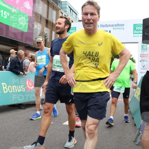 21.09.2025 - PSD Bank Halbmarathon Strokosch-Dieckow http://msf.ph/oto/8923175 21.09.2025 12:01:49 Ziel 1201, 1373, 1395, 1585, 2345, 2346, 2367, 2384, 2418, 2495, 2710, 2730, 2753, 2766, 2819, 2944, 3081, 3132, 3406, 3952, 3973 meine-sportfotos.de