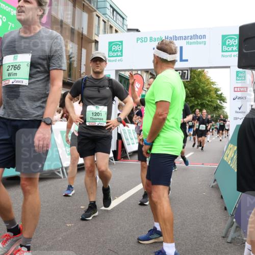 21.09.2025 - PSD Bank Halbmarathon Strokosch-Dieckow http://msf.ph/oto/8923186 21.09.2025 12:01:50 Ziel 1201, 1373, 1395, 1585, 2345, 2346, 2353, 2367, 2384, 2418, 2495, 2710, 2753, 2766, 2819, 2944, 2992, 3081, 3132, 3406, 3952 meine-sportfotos.de