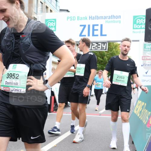 21.09.2025 - PSD Bank Halbmarathon Strokosch-Dieckow http://msf.ph/oto/8923252 21.09.2025 12:01:57 Ziel 1249, 1377, 1929, 2284, 2353, 2384, 2418, 2474, 2514, 2563, 2710, 2720, 2924, 2938, 2944, 2992, 3067, 3081, 3180, 3952 meine-sportfotos.de