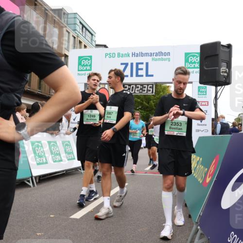 21.09.2025 - PSD Bank Halbmarathon Strokosch-Dieckow http://msf.ph/oto/8923258 21.09.2025 12:01:58 Ziel 1249, 1377, 1929, 2284, 2353, 2384, 2418, 2474, 2514, 2563, 2710, 2720, 2924, 2938, 2944, 2992, 3067, 3081, 3180, 3952 meine-sportfotos.de