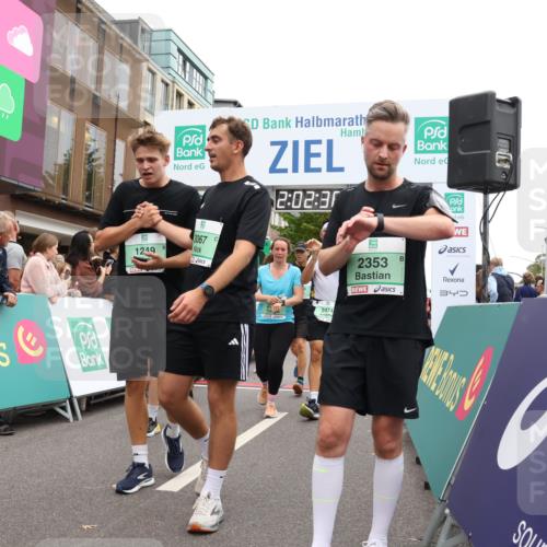21.09.2025 - PSD Bank Halbmarathon Strokosch-Dieckow http://msf.ph/oto/8923272 21.09.2025 12:01:59 Ziel 1249, 1377, 1713, 1929, 2284, 2353, 2474, 2514, 2563, 2710, 2720, 2924, 2938, 2944, 2992, 3067, 3180, 3952 meine-sportfotos.de