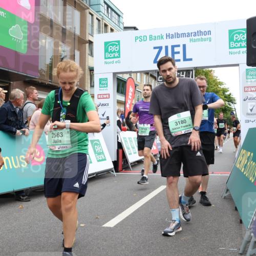 21.09.2025 - PSD Bank Halbmarathon Strokosch-Dieckow http://msf.ph/oto/8923288 21.09.2025 12:02:04 Ziel 1323, 1377, 1713, 1714, 1790, 1929, 2284, 2474, 2514, 2563, 2720, 2741, 2924, 2938, 3180, 3395, 3814 meine-sportfotos.de