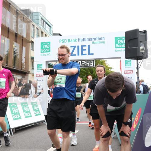 21.09.2025 - PSD Bank Halbmarathon Strokosch-Dieckow http://msf.ph/oto/8923300 21.09.2025 12:02:07 Ziel 1323, 1377, 1713, 1714, 1790, 1929, 2464, 2563, 2738, 2741, 2922, 2924, 2938, 3180, 3395, 3814, 3940 meine-sportfotos.de