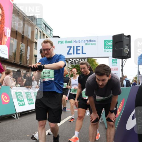 21.09.2025 - PSD Bank Halbmarathon Strokosch-Dieckow http://msf.ph/oto/8923305 21.09.2025 12:02:07 Ziel 1323, 1377, 1713, 1714, 1790, 1929, 2464, 2563, 2738, 2741, 2922, 2924, 2938, 3180, 3395, 3814, 3940 meine-sportfotos.de