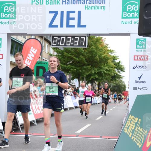 21.09.2025 - PSD Bank Halbmarathon Strokosch-Dieckow http://msf.ph/oto/8923627 21.09.2025 12:03:00 Ziel 1574, 1685, 2448, 3071, 3114, 3130, 3299, 3418 meine-sportfotos.de