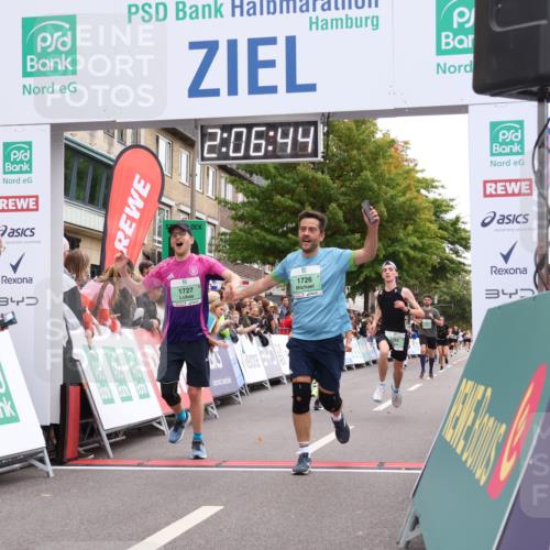 21.09.2025 - PSD Bank Halbmarathon Strokosch-Dieckow http://msf.ph/oto/8925118 21.09.2025 12:06:08 Ziel 1726, 1727, 2013, 2446, 2580, 3292, 3428 meine-sportfotos.de