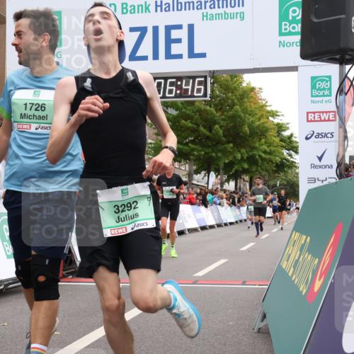 21.09.2025 - PSD Bank Halbmarathon Strokosch-Dieckow http://msf.ph/oto/8925138 21.09.2025 12:06:09 Ziel 1726, 1727, 2013, 2446, 2580, 3292, 3428 meine-sportfotos.de