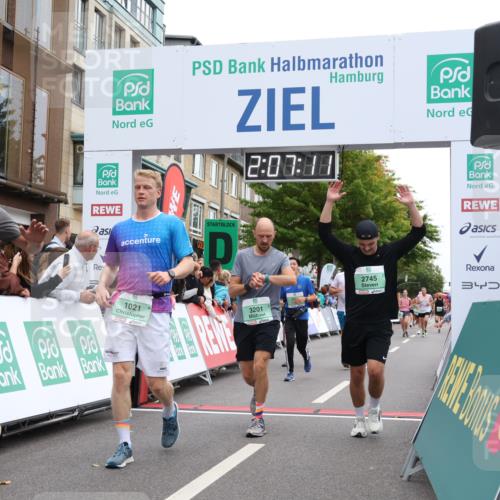 21.09.2025 - PSD Bank Halbmarathon Strokosch-Dieckow http://msf.ph/oto/8925297 21.09.2025 12:06:34 Ziel 1021, 1334, 2395, 2689, 2745, 2920, 2998, 3030, 3201, 3254, 3955 meine-sportfotos.de