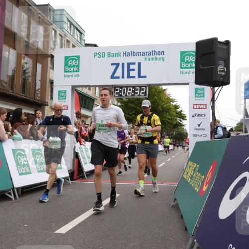 21.09.2025 - PSD Bank Halbmarathon Strokosch-Dieckow http://msf.ph/oto/8928360 21.09.2025 12:07:55 Ziel 2493, 2956, 3396, 3729, 3746, 3910, 3948, 3975 meine-sportfotos.de