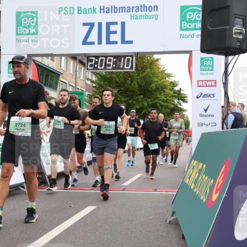 21.09.2025 - PSD Bank Halbmarathon Strokosch-Dieckow http://msf.ph/oto/8928694 21.09.2025 12:08:33 Ziel 1480, 1511, 1512, 1673, 2133, 2521, 2724, 2763, 2818, 2957, 3137, 3205, 3235, 3641, 3760 meine-sportfotos.de