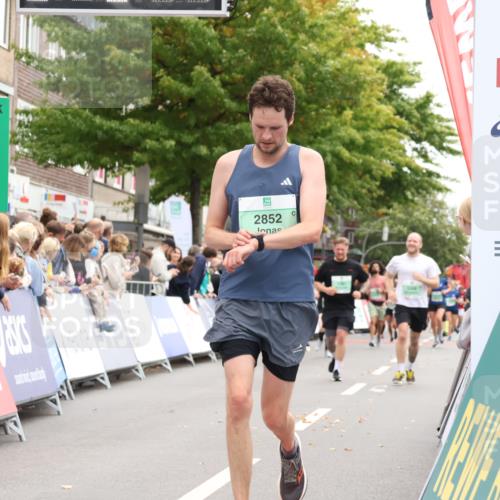 21.09.2025 - PSD Bank Halbmarathon Strokosch-Dieckow http://msf.ph/oto/8932180 21.09.2025 12:17:35 Ziel 1143, 1144, 1145, 2852 meine-sportfotos.de