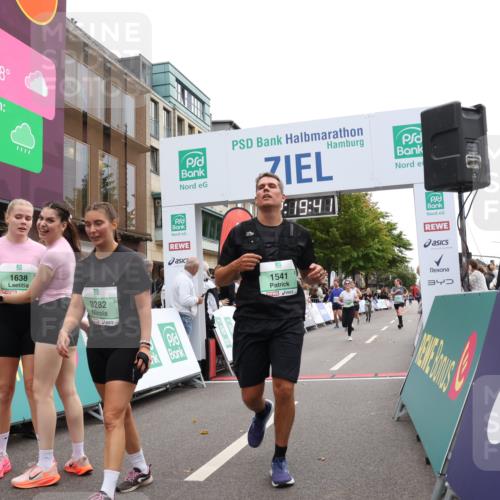 21.09.2025 - PSD Bank Halbmarathon Strokosch-Dieckow http://msf.ph/oto/8932514 21.09.2025 12:19:04 Ziel 1541, 1637, 1638, 3282, 3306, 3437, 3900 meine-sportfotos.de