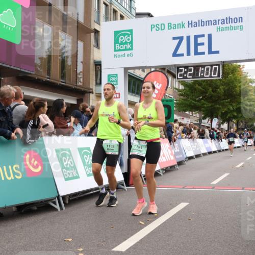 21.09.2025 - PSD Bank Halbmarathon Strokosch-Dieckow http://msf.ph/oto/8932788 21.09.2025 12:20:23 Ziel 1151, 1152, 3385 meine-sportfotos.de