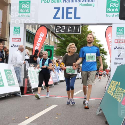 21.09.2025 - PSD Bank Halbmarathon Strokosch-Dieckow http://msf.ph/oto/8932818 21.09.2025 12:20:34 Ziel 1176, 2211, 3051, 3052, 3445 meine-sportfotos.de