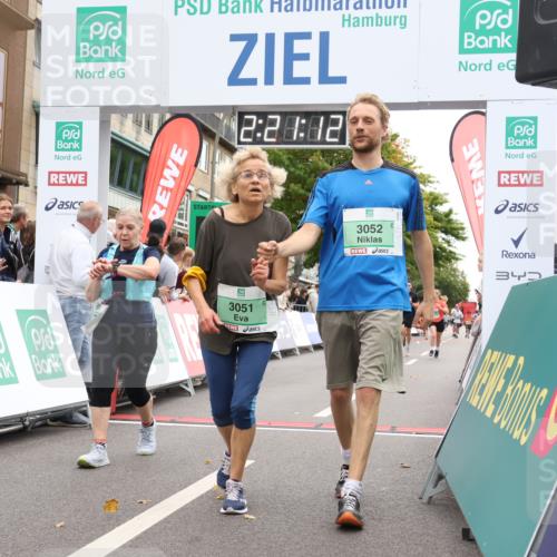 21.09.2025 - PSD Bank Halbmarathon Strokosch-Dieckow http://msf.ph/oto/8932823 21.09.2025 12:20:35 Ziel 1176, 2211, 3051, 3052, 3445, 3493, 3756 meine-sportfotos.de