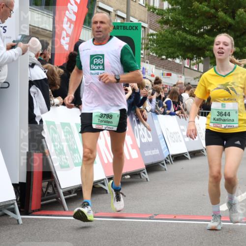 21.09.2025 - PSD Bank Halbmarathon Strokosch-Dieckow http://msf.ph/oto/8932951 21.09.2025 12:21:14 Ziel 1604, 1605, 1771, 2882, 3246, 3644, 3681, 3798 meine-sportfotos.de