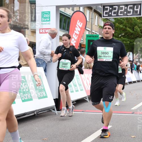 21.09.2025 - PSD Bank Halbmarathon Strokosch-Dieckow http://msf.ph/oto/8933168 21.09.2025 12:22:18 Ziel 2560, 3305, 3327, 3432, 3562, 3636, 3890 meine-sportfotos.de