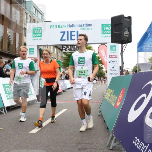 21.09.2025 - PSD Bank Halbmarathon Strokosch-Dieckow http://msf.ph/oto/8933550 21.09.2025 12:24:16 Ziel 1005, 1163, 1575, 1576, 2250, 3138, 3240, 3419, 3616 meine-sportfotos.de