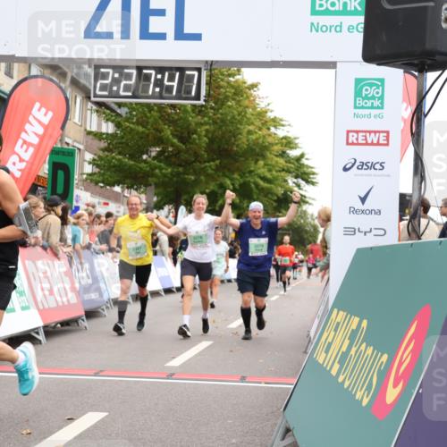 21.09.2025 - PSD Bank Halbmarathon Strokosch-Dieckow http://msf.ph/oto/8934037 21.09.2025 12:27:11 Ziel 3277, 3278, 3279, 3330, 3353, 3357 meine-sportfotos.de