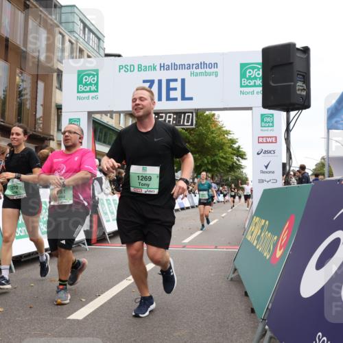 21.09.2025 - PSD Bank Halbmarathon Strokosch-Dieckow http://msf.ph/oto/8934129 21.09.2025 12:27:34 Ziel 1269, 1270, 3451, 3661, 3989 meine-sportfotos.de