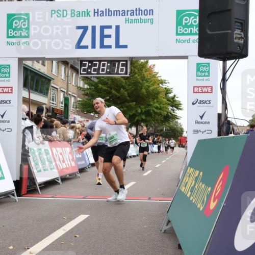 21.09.2025 - PSD Bank Halbmarathon Strokosch-Dieckow http://msf.ph/oto/8934152 21.09.2025 12:27:39 Ziel 1269, 1270, 1362, 3451, 3457, 3490, 3661, 3845 meine-sportfotos.de