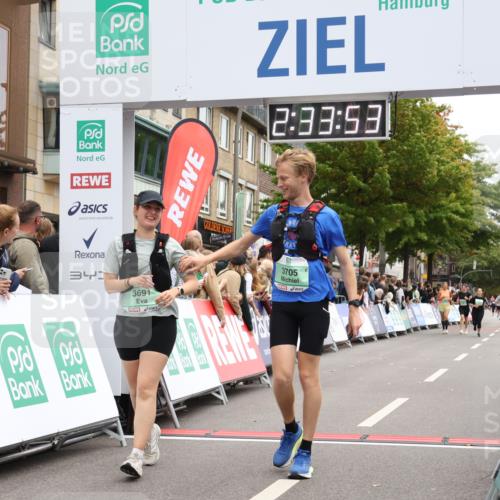 21.09.2025 - PSD Bank Halbmarathon Strokosch-Dieckow http://msf.ph/oto/8935025 21.09.2025 12:33:17 Ziel 3691, 3705 meine-sportfotos.de