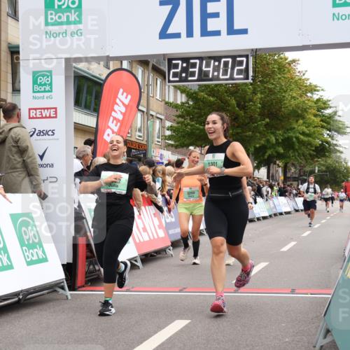 21.09.2025 - PSD Bank Halbmarathon Strokosch-Dieckow http://msf.ph/oto/8935051 21.09.2025 12:33:26 Ziel 1301, 1302, 3250, 3370 meine-sportfotos.de