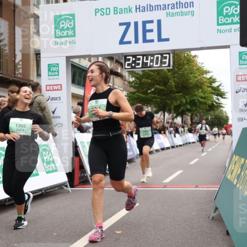 21.09.2025 - PSD Bank Halbmarathon Strokosch-Dieckow http://msf.ph/oto/8935056 21.09.2025 12:33:26 Ziel 1301, 1302, 3250, 3370 meine-sportfotos.de
