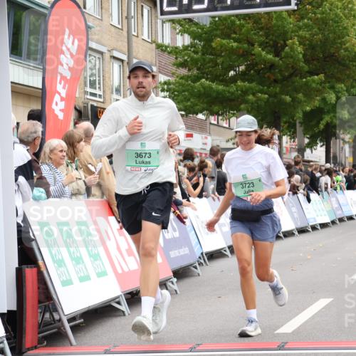 21.09.2025 - PSD Bank Halbmarathon Strokosch-Dieckow http://msf.ph/oto/8935086 21.09.2025 12:33:41 Ziel 3673, 3723 meine-sportfotos.de