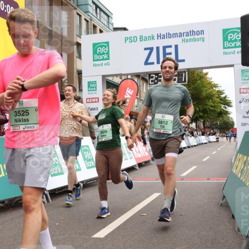 21.09.2025 - PSD Bank Halbmarathon Strokosch-Dieckow http://msf.ph/oto/8935176 21.09.2025 12:34:15 Ziel 1650, 3509, 3525, 3693, 3697, 3812, 3826, 3862 meine-sportfotos.de